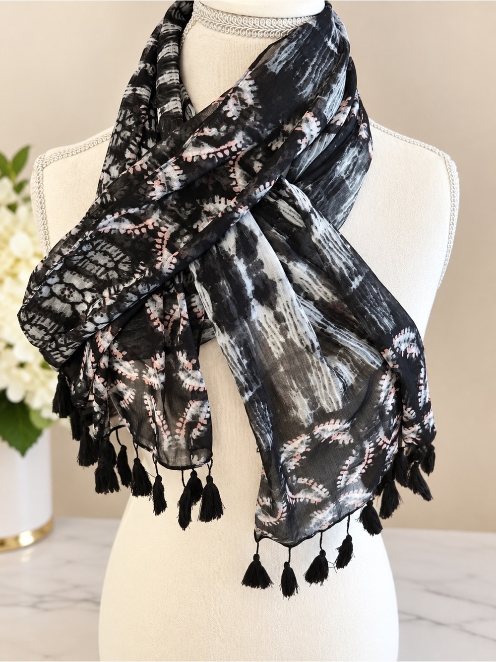BCBG Generation Lightweight Black & Gray Patterned Tassel Scarf